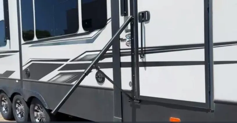 ENTRY DOOR LATCH EXTENDER